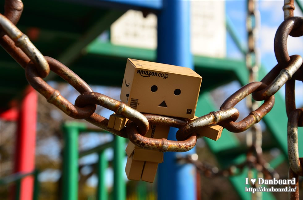 ダンボー、鎖にぶらさがる