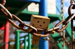 ダンボー、鎖にぶらさがる