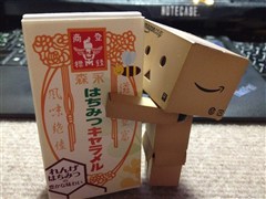 ダンボー、はちみつキャラメルに興味津々