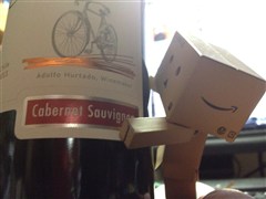 ダンボー、ワインのラベルを観察する